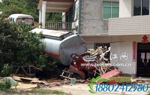 江西30吨油罐车失控连撞3车 致4死6伤(图)
