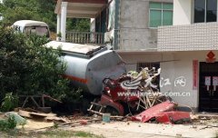 江西30吨油罐车失控连撞3车 致4死6伤(图)
