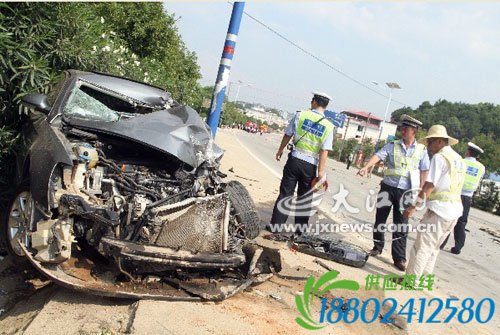 江西30吨油罐车失控连撞3车 致4死6伤(图)