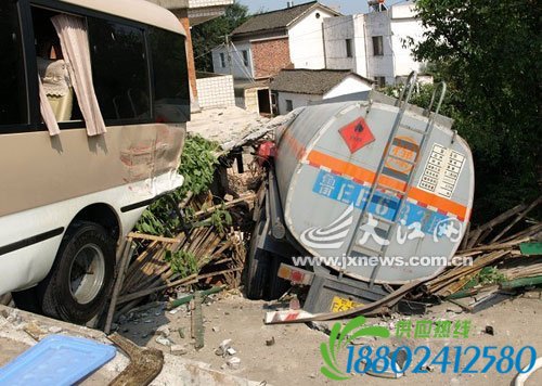 江西30吨油罐车失控连撞3车 致4死6伤(图)