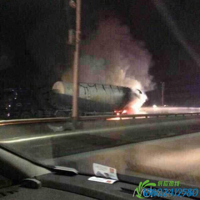 突发| 网友：佛山油罐车起火 消防称是货车
