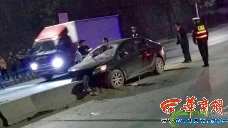 安康一轿车撞上隔离墩一人亡 司机逆行超车