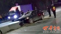 安康一轿车撞上隔离墩一人亡 司机逆行超车