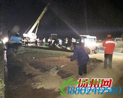 20多吨黄沙运到现场。