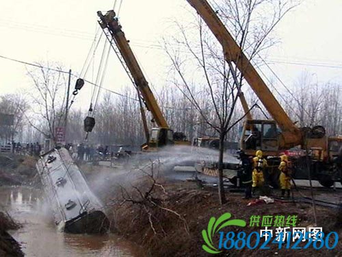 河南濮阳一罐车106国道侧翻 17吨苯胺泄漏(图)