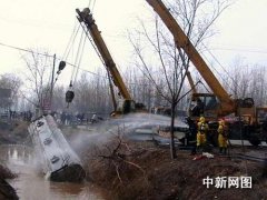 河南濮阳一罐车106国道侧翻 17吨苯胺泄漏(图)