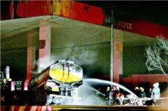 油罐车加油站旁爆炸起火 百余村民紧急疏散