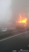 四川成南高速石油气罐车追尾发生爆炸 伤亡不明