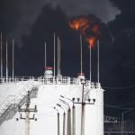 乌克兰油库爆炸起火