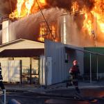 乌克兰油库爆炸起火