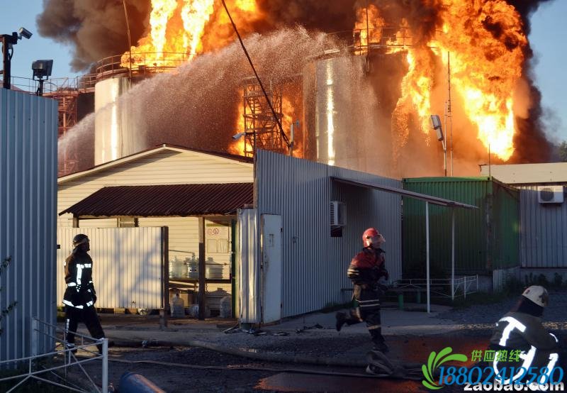 乌克兰油库爆炸起火