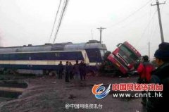 河南汝州一辆货车与火车发生相撞事故(图)