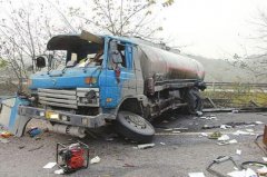 满载15吨油罐车高速上空翻 车毁人无事