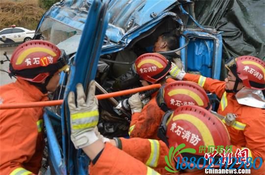 消防官兵展开救援　李哲浩　摄