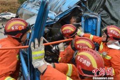 满载大米货车与槽罐车相撞 大米散落一地