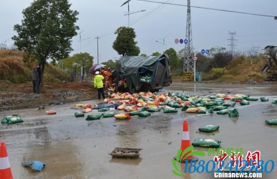 满载大米货车与槽罐车相撞大米散落一地