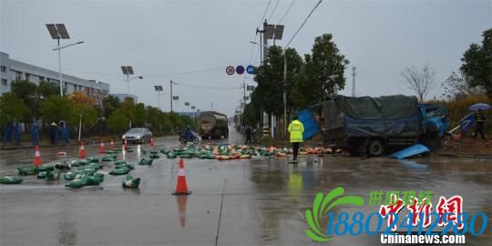 满载大米货车与槽罐车相撞 大米散落一地