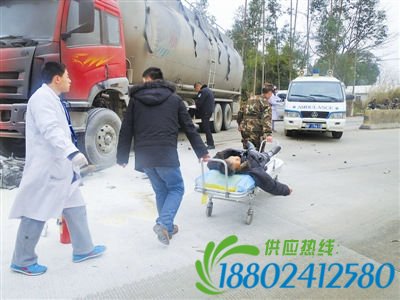 摩托车与油罐车相撞致人重伤武警官兵紧急救助