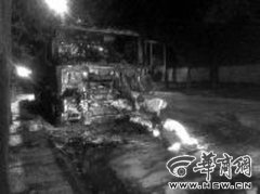 油罐车渭南市区自燃 装20多吨汽油所幸只烧毁车