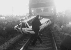 邯郸：火车与警车相撞 警车被“推出”数十米