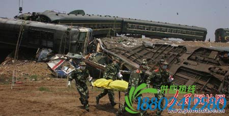 4月28日,武警山东总队官兵在淄博市火车相撞现场紧急救援。 版权作品,请勿转载。