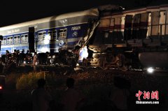 阿根廷两火车相撞已造成74人死伤 厢被面目全非