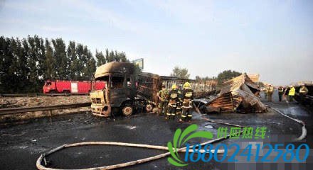 10月13日济南济青高速北线唐王立交桥20多个油罐爆炸 3车被焚