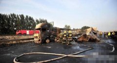 10月13日济南济青高速北线唐王立交桥20多个油罐爆炸 3车被焚