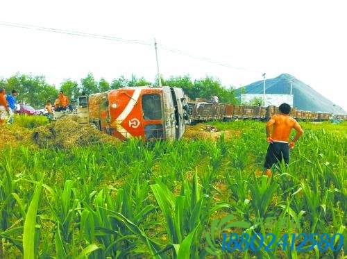 [图文]河南汝南铁路道口火车撞翻客车 致使3死