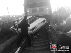 邯郸一辆警车与火车相撞 被推出数十米（图）