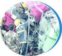 货车司机逆行撞上油罐车驾驶室变形双腿被卡－
