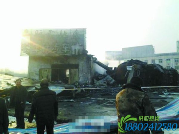 洛阳油罐车冲入汽车站 引燃30多辆车2死1伤