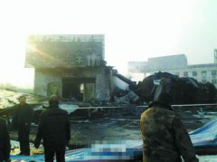 洛阳油罐车冲入汽车站 引燃30多辆车2死1伤