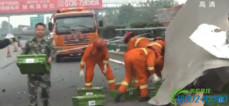 湖南运钞车坠桥 400万现金散落一地