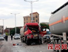 顿标立交桥上两油罐车相撞 两司机受伤