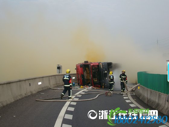 浓硝酸槽罐车侧翻 多部门联合应急成功处置