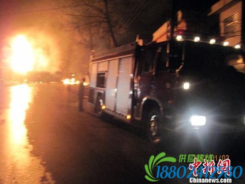 西峡发生三车连撞 油罐车撞进民宅后爆炸（图）