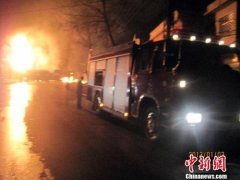 西峡发生三车连撞 油罐车闯民宅爆炸四人烧伤