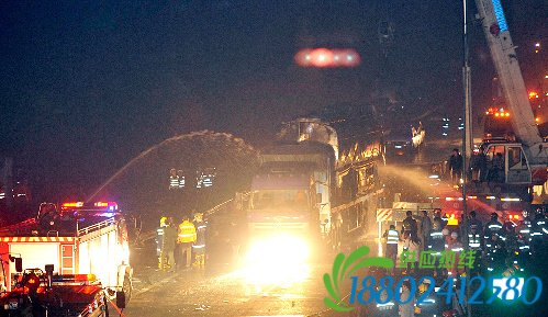 成温邛高速崇州段油罐车爆炸致2死2伤