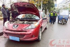 小车追尾油罐车后冒烟 武汉热线