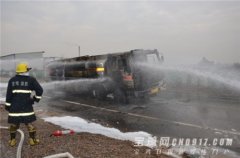 宝鸡一油罐车突然着大火 消防官兵紧急扑救