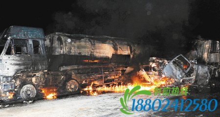 210国道上油罐车爆炸引燃8辆货车 造成2人受伤