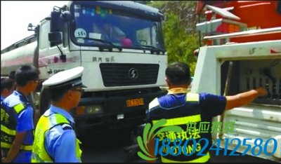 装载18吨汽 油罐车趴窝高速路 各方紧急排险