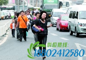 油罐车侧翻 油浸东三环(组图)