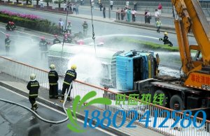 油罐车侧翻 油浸东三环(组图)