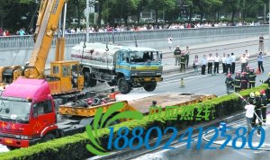 油罐车侧翻 油浸东三环(组图)