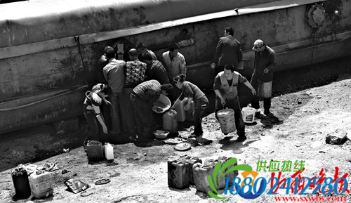 油罐车侧翻柴油遭哄抢（图）