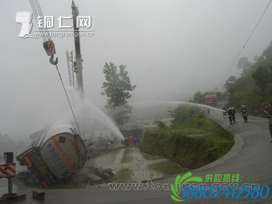 30吨油罐车侧翻泄漏 消防排除险情