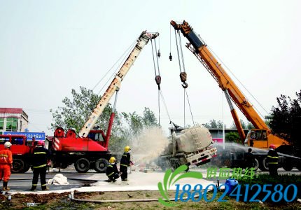 油罐车侧翻泄漏多警种紧急排险