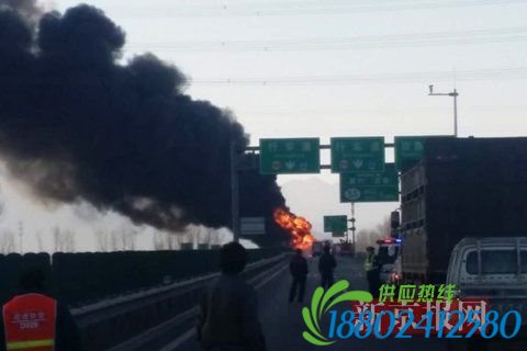 北京北六环一油罐车爆炸起火 横桥断路黑烟漫天